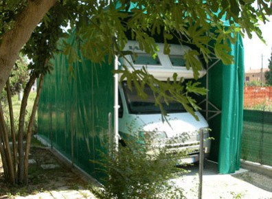 Un abri camping-car repliable en PVC
